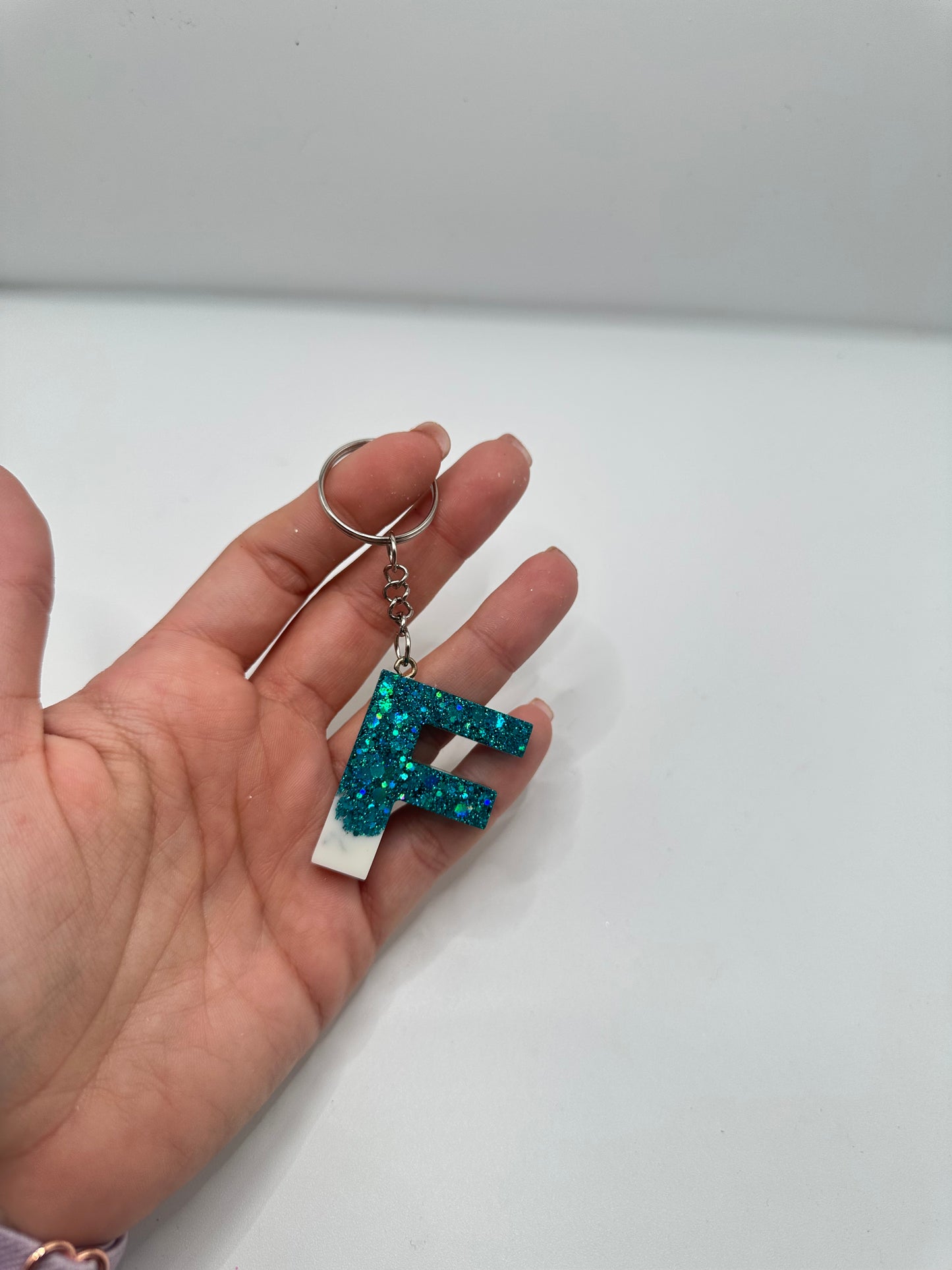 Llavero inicial en resina