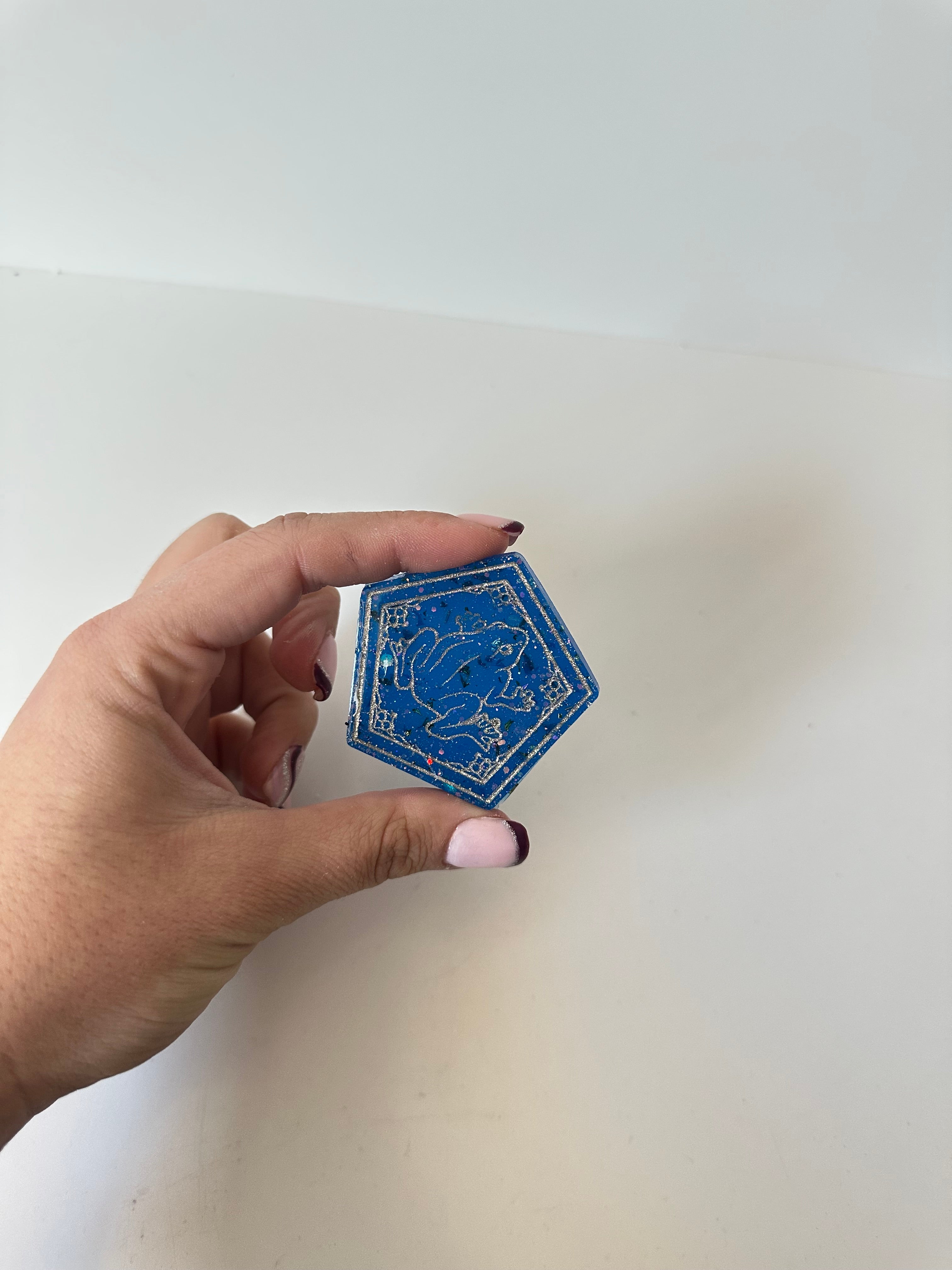 Cover minder dp. En resina pintado a mano